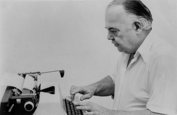 Juan Mari Brás escribe a máquina
